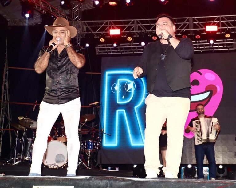 Romeu e Renato iniciam as apresentações da quarta noite do São João de Cruz